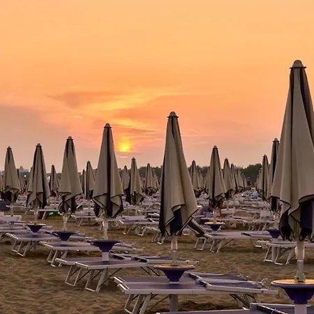 Retreat In Lignano By The Pool Линьяно-Саббьядоро